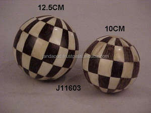 Bolas decorativas de mosaico de resina en blanco y negro para decoración del hogar, esferas decorativas disponibles en todos los tamaños y colores - Product Image 3