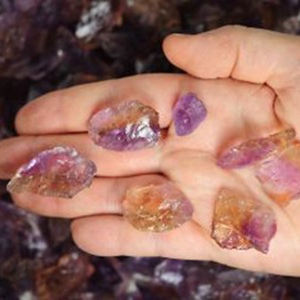 
 
 
 คอสแซลต์ส่งออกพลอยอะเมทริน QAZ114 แบบดิบ สีม่วงเหลืองธรรมชาติ แร่ธาตุออร์แกนิก ไม่เจียระไน ขายส่งจากอินเดีย - Product Image 1