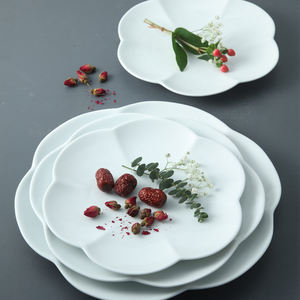 Juegos de platos de porcelana en forma de flor de melocotón blanco OEM para restaurante - Product Image 2