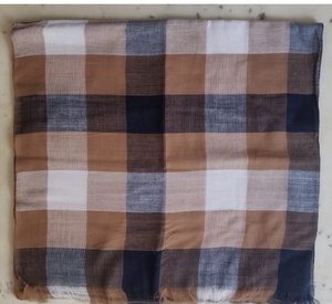 Écharpe en viscose Check Design pour la saison d'automne - Product Image 4