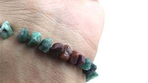 Belle 1 pièce de qualité impressionnante émeraude naturelle rubis non traité pierre précieuse brute fait à la main cadeau religieux et bracelet de manchette de fête - Product Image 2