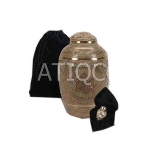 Ange gravé à la main Urne de crémation pour adultes en laiton massif Vase funéraire commémoratif de style américain - Product Image 5