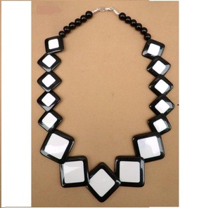 Collier bijoux de mode collier en résine artisanal au look tendance avec un look attrayant pour les femmes et les filles - Product Image 3