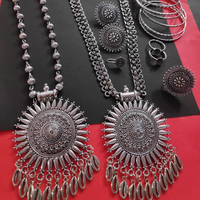 Bijoux indiens Rajvadi Oxi fantaisie et tendance avec 2 ensembles longs, bague, broche de nez, boucles d'oreilles et 10 bracelets Kada en M Creation