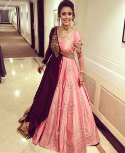 ชุดเลเฮนกา โจลี ดูปัตตา ผ้าไหมจอร์เจตต์ งานปักหนัก ประดับมุกและคริสตัล เหมาะสำหรับงานแต่งงานและงานเลี้ยง ซักได้ ชุดสำหรับผู้หญิง - Product Image 6