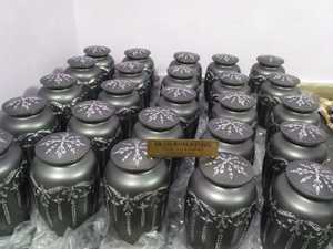 Suministros funerarios de urna de cremación negra de tamaño completo con corte de diamante de latón de la India - Product Image 3