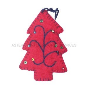 Ornements suspendus en feutre pour décorations artisanales en laine d'arbre de Noël faites à la main au Népal par des artisans de femme - Product Image 1