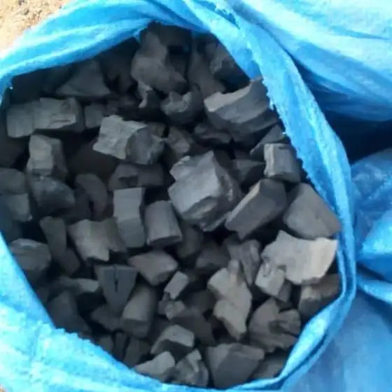 Карбюризатор древесноугольный. Coconut shell charcoal briquettes. Брикетированный уголь подушечки. Синтетический уголь. Синтетический уголь.