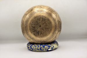 Cuencos de meditación de Chakra Premium de latón antiguo Cuencos de canto en relieve y grabados para relajar el alma Impresión personalizada - Product Image 3