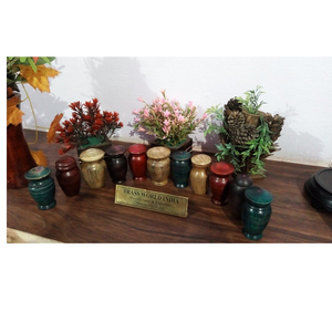 Urna de madera de estilo americano de Brassworld India Estilos diversos para funerales y suministros conmemorativos - Product Image 1