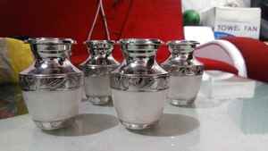 Urne funéraire miniature gravée sur mesure, style américain, adaptée aux bébés, fournitures funéraires en métal Brassworld India - Product Image 2