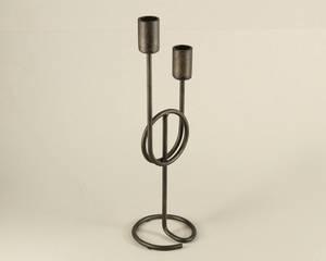 Bougeoir élégant à 2 bras en laiton et fer avec finition noire, parfait pour la décoration intérieure élégante et les idées d'éclairage. - Product Image 3