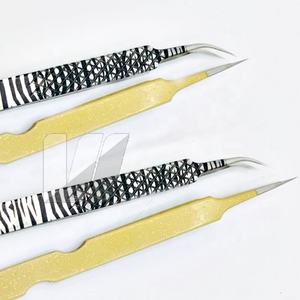 แหนบต่อขนตาสเตนเลสแบบคงทนสีเคลือบสีโลโก้แบบกำหนดเอง - Product Image 3