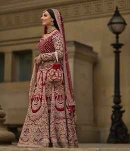 Vestido de Novia Indio/Pakistaní de Moda, Koti Lehenga Choli, Alta Calidad, Adornado con Cuentas de Cristal y Piedras, Completamente Bordado con Dabka - Product Image 1