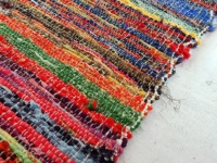 Tapis en tissu recyclé faits sur mesure, fabriqués à la machine, avec un tissage jacquard en fourrure pelucheuse multicolores pour les designers d'intérieur
