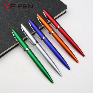 批发带有徽标的酒店笔定制徽标印刷的超薄塑料麻花笔 - Product Image 1