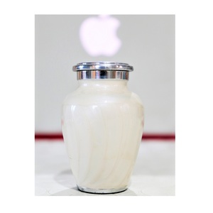 Pequeña urna Meena de latón blanco perla para cenizas Recuerdo de alta calidad de la India para decoración conmemorativa o uso de cremación - Product Image 1
