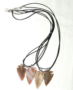 Fournisseur de pierres naturelles de guérison de collier de pointes de flèches en agate: collier de pointes de flèches en agate à bas prix style mascotte Fengshui - Product Image 1