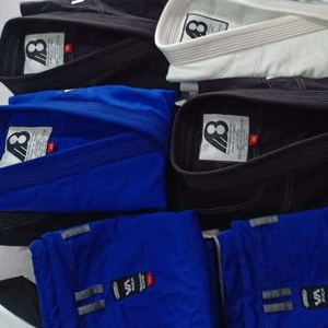 ชุดยูโด/คาราเต้/ยิวยิตสู แบบ OEM Pearl Weave น้ำหนักเบา 450gsm 350gsm ขายส่ง มีสินค้าในสต็อก - Product Image 1