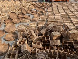 Cesta de almacenamiento de jacinto de agua natural hecha en Vietnam, cesta de tela hecha a mano colorida con asa para ropa y plantas - Product Image 6