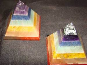 7 pyramides de pierres précieuses Chakra à des fins de méditation et de stimulation de l'énergie aux prix de gros - Product Image 2