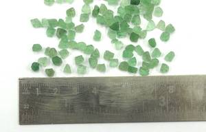 Piedra deslumbrante pequeña sin tratar cortada a mano en bruto 50 piezas Natural verde fresa cuarzo piedras preciosas mayorista indio - Product Image 5