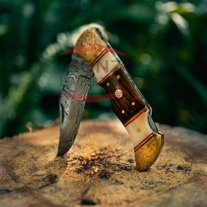 Couteau de poche pliant damas fait à la main, nouveau Style couteau de survie en plein air à manche en bois de rose - Product Image 1
