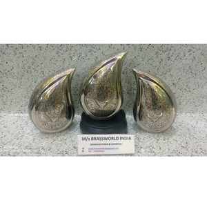 โกศเผาอลูมิเนียมชุบนิกเกิลแกะสลักแบบเต็มอุปกรณ์สำหรับงานศพโดย brassworld อินเดีย - Product Image 1