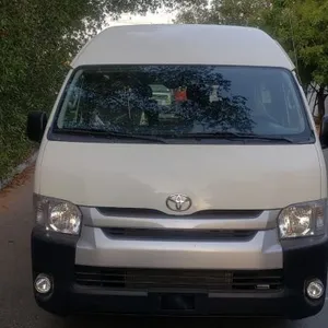 Toyota HIACE Bus Kanan dan Kiri Yang Cukup Digunakan