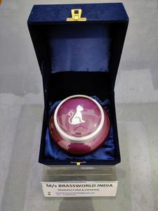 Urne de crémation en aluminium Odyssey pour cendres de chat Fournitures funéraires de style américain par Brassworld India en métal durable - Product Image 2