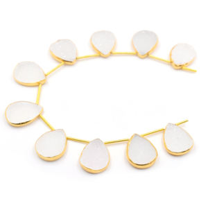 ลูกปัดดรูซี่สีขาวทรงลูกแพร์ ขอบเงินชุบทอง 18 ถึง 19 มม. ชุบด้านบน มีรูเจาะด้านบน 10 เม็ดต่อเส้น - Product Image 4