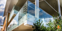 Balustrade en aluminium sans cadre de conception moderne avec des systèmes de garde-corps en verre d'acier inoxydable pour des applications d'hôtel