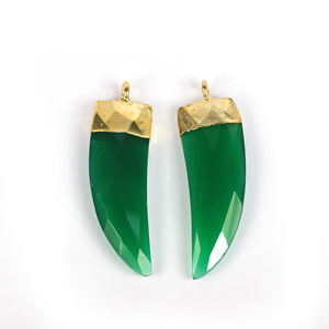 Colgante de punta de rodio chapado en oro y rodio con Diente de colmillo de gota de cuerno facetado de ónix verde con dijes de piedras preciosas galvanizadas - Product Image 2