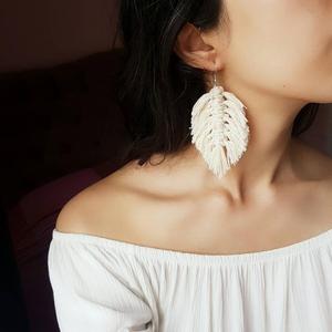 Magnifiques boucles d'oreilles en macramé faites à la main avec plumes et pompons - Product Image 1