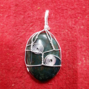 Pendentif de pierre précieuse enroulé de fil de cuivre de tourmaline noire faite à la main - Product Image 1