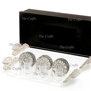 Bandeja de aperitivos de dulces de diseño ventajoso en bandeja de servicio de acrílico y madera con juego de fregona y posavasos - Product Image 4