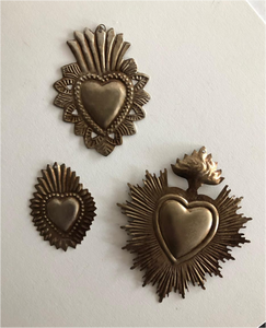 Coeurs sacrés en métal Milagros pour décor catholique et cadeau - Product Image 1