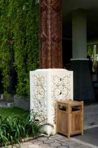 Cesta de madera de teca natural para decoración, estilo pavilón, de Indonesia, adecuada para interiores o exteriores. - Product Image 2