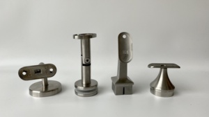 Ringhiera per Scale Moderna e Resistente, Corrimano in Vetro con Staffe in Acciaio Inox 304/316 per Balconi e Ville, Uso Esterno - Product Image 3