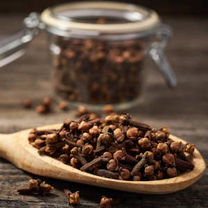 Proveedor Mayorista de Aceite Esencial Puro de Clavo Destilado al Vapor de Indonesia, Precio al por Mayor con Materias Primas de Semillas de Árbol de Té - Product Image 3