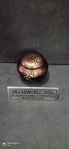 URNA FUNERARIA PARA MASCOTAS GOLDEN ODYSSEY con DOS PATAS BRILLANTES, ESTILO INDIANO-AMERICANO DE BRASSWORLD INDIA, MODELO BWI-786-221 - Product Image 4