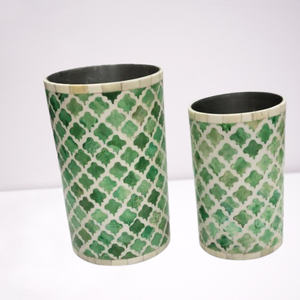 Vase à fleurs en incrustation d'os en forme de cylindre vert traditionnel pour servir des fleurs sèches dans la salle à manger ou le salon - Product Image 1