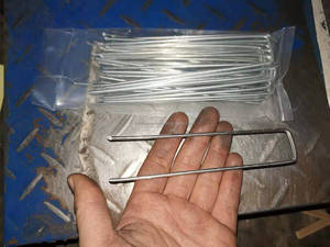 Grapas galvanizadas para paisaje de jardín de calibre 11 de 6 pulgadas, alfileres en forma de U de tierra de alambre plano, telas seguras para césped, alambre plano en forma de U - Product Image 2