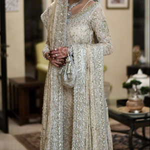 Robe élégante et évasée style indien/pakistanais, longue au sol, ornée de dabi, travail pour mariage @ 2022 - Product Image 1
