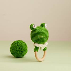 Sonajero de rana verde de ganchillo vietnamita, Juguete musical suave de algodón y madera de Vietnam - Product Image 4