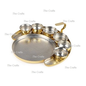 Ensemble Thali Design Embossé de cinq pièces, 2 bols, 1 verre, 1 cuillère, 1 plateau en laiton couleur or Ensemble Thali - Product Image 3