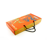 Boîtes cadeaux personnalisées imprimées en CMJN avec pelliculage mat et poignée en ficelle