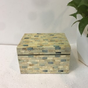 Caja de incrustaciones de perlas de colores, caja de superficie lisa de Vietnam ahora en venta - Product Image 1