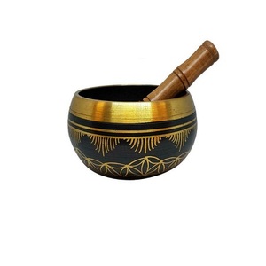 Bol chantant tibétain en laiton pour la méditation et la guérison, avec maillet en bois, couleur noir et or, à prix abordable - Product Image 2