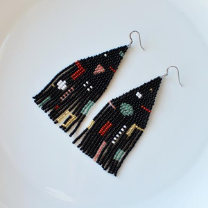 Pendientes de flecos con cuentas geométricas negras Handmade Happiness - Product Image 1